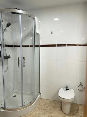 Shower, hair dryer, bidet, towels - Apartamento en Chulilla. La Muela 2 (Chulilla)