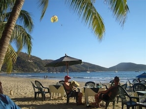 On the beach - Beautiful 3 Bedroom Condo w Swimming Pool- 1 Block from Fabulous La Ropa Beach (Zihuatanejo)