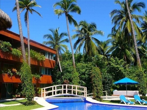 Beautiful 3 Bedroom Condo w Swimming Pool- 1 Block from Fabulous La Ropa Beach