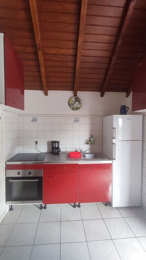 冷蔵庫、電子レンジ、オーブン、コンロ