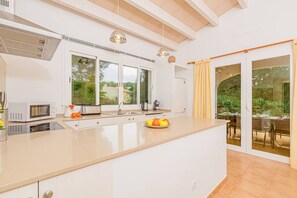 ثلاجة، ميكروويف، فرن، موقد طهي مسطح