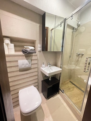 Een douche, een haardroger, handdoeken, shampoo