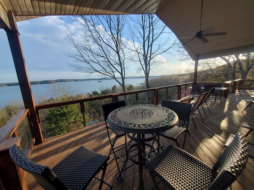 Fox Den- MAGNIFICENT Lake View! 5 minute walk or drive to shoreline!