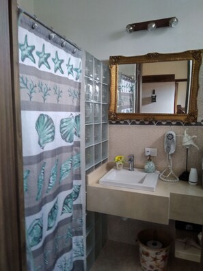 Dusche, Haartrockner, Handtücher, Seife