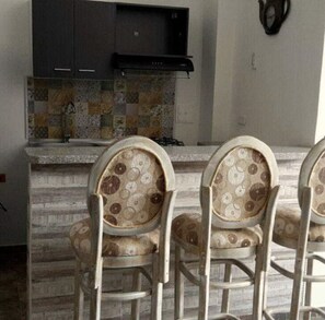 Kühlschrank, Mikrowelle, Herdplatte, Wasserkocher mit Kaffee-/Teezubehör