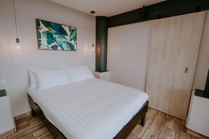 2 bedrooms, travel cot, free WiFi, bed sheets