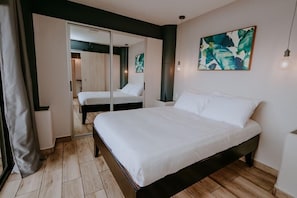 2 bedrooms, travel crib, free WiFi, bed sheets