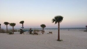 Una playa con un cartel que dice "Mississippi Gulf Coast".