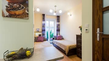 3 bedrooms, in-room safe, iron/ironing board, WiFi