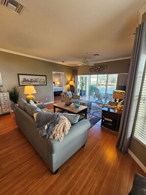 智能電視、書籍