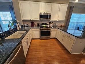 雪櫃、微波爐、焗爐、爐具