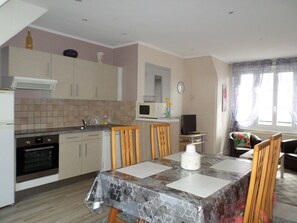 Fridge, microwave, oven, stovetop - Seaside Dinard rental 2 bedrooms beach, shops, transport all on foot (Dinard)