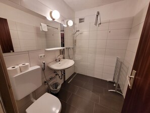 Ducha, toallas, jabón y papel higiénico