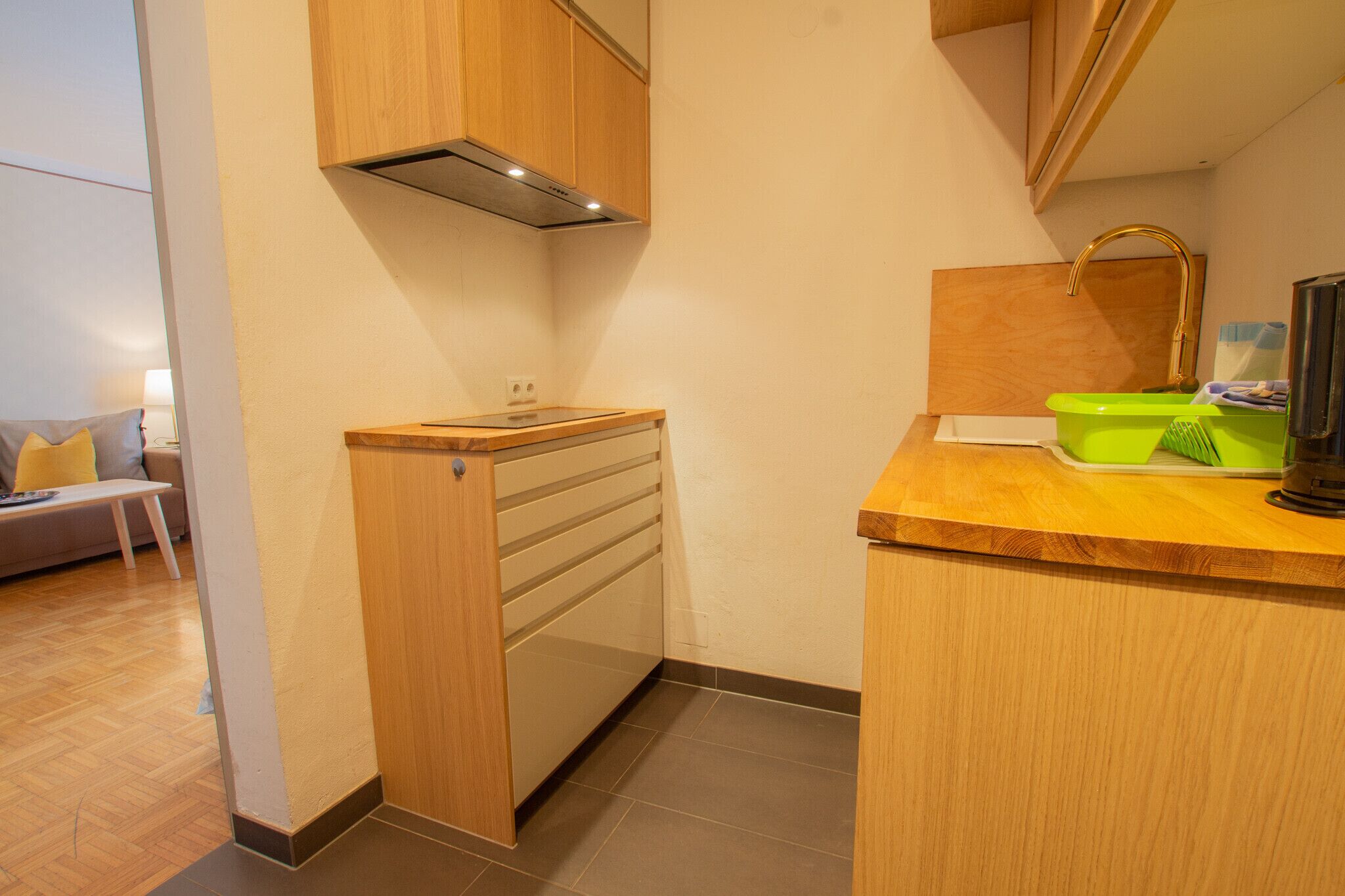 Kjøleskap, mikrobølgeovn, kokeplater og kaffetrakter/tekoker