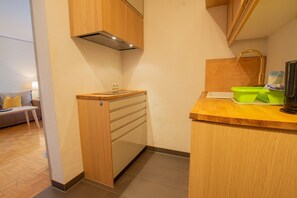 Kühlschrank, Mikrowelle, Herdplatte, Wasserkocher mit Kaffee-/Teezubehör