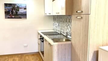 Mikrowelle, Ofen, Herdplatte, Kochgeschirr/Geschirr/Besteck