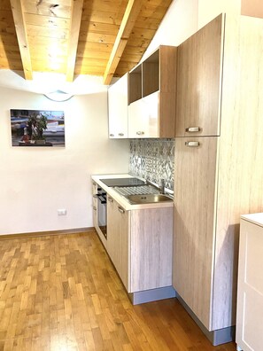 Mikrowelle, Ofen, Herdplatte, Kochgeschirr/Geschirr/Besteck