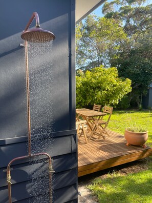 Outdoor dining - Burrill Lake View Beach Holiday Cottage - pet friendly 🐶 (Burrill lake)