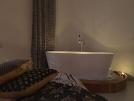 Deluxe Double Room | Bathroom | Designer toiletries, hair dryer, bidet, towels