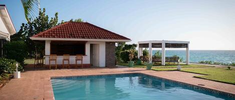 Una piscina al aire libre