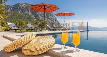 Private Luxusvilla mit beheiztem Pool, großem Garten & Meerblick, Privatsphäre.