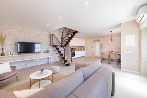 Smart-tv, een open haard, een tafeltennistafel en boeken