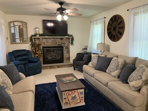 Smart-TV, Kamin, Tischtennisplatte, Bücher