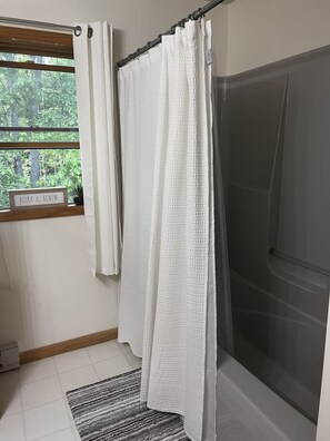 Ensemble douche/baignoire, sèche-cheveux, serviettes fournies