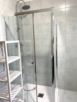 Bathtub, bidet, towels - Gioele residence in EnGi estate (Sona)