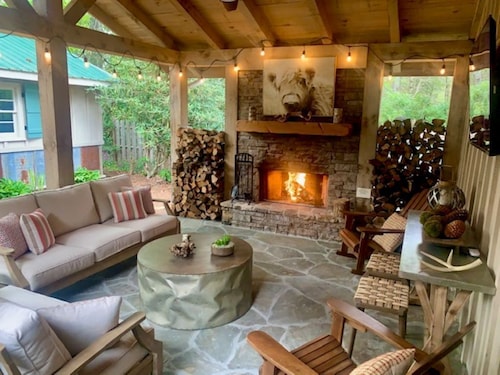 Highlands-Designer Cottage-Amazing Outdoor Living Spaces-Fireplace-Pet Friendly