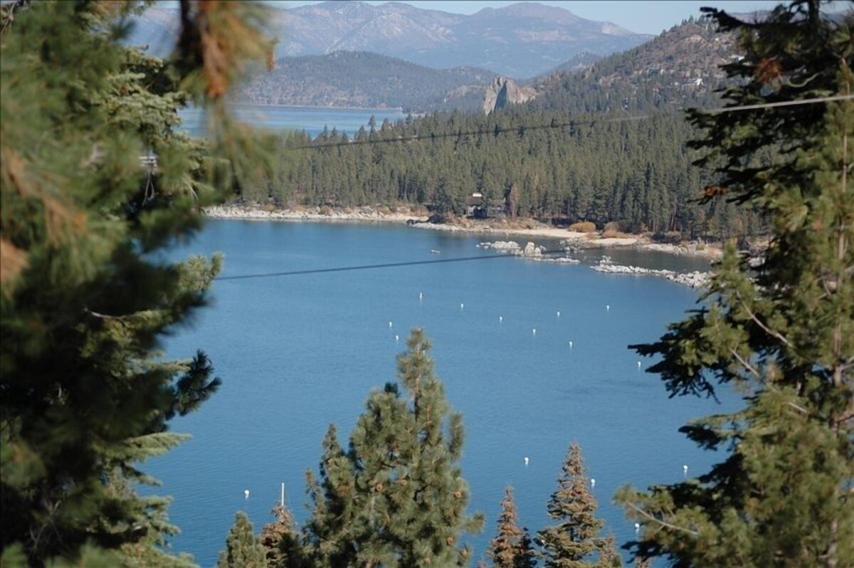 Tahoe Retreat: Cozy, Private, Fully Equipped, Great Views. Share!