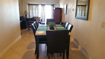 Condo, 2 Bedrooms, 2 Bathrooms | In-room dining