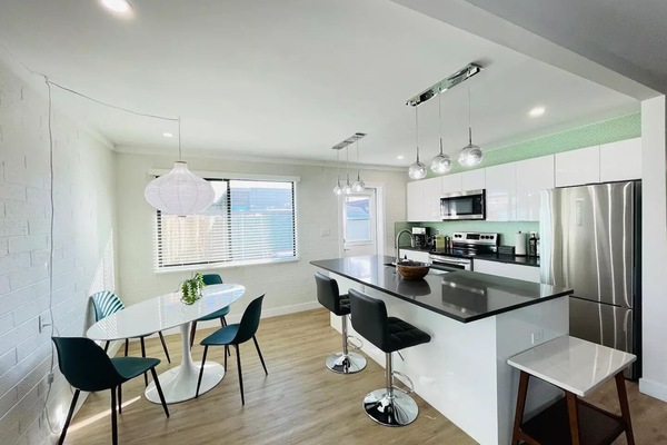 Deluxe Apartment | Private kitchen | Microwave, oven, coffee/tea maker