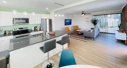 Walkable OTS Mid Century Condo-Pool