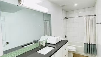 Deluxe Apartment | Bathroom | Shower, free toiletries, towels