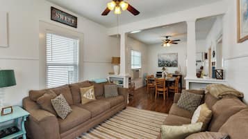 Casa standard, 3 quartos, cozinha, ao lado da praia | Área de estar | TV de tela plana