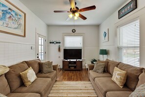 Casa standard, 3 quartos, cozinha, ao lado da praia | Área de estar | TV de tela plana