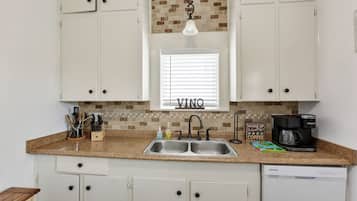 Standardhus - 3 soveværelser - køkken - ved stranden | Privat køkken | Køleskab/fryser i fuld størrelse, mikrobølgeovn, ovn, kogeplade