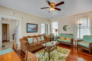 Flat-screen TV - Lazy Days Cottage (Galveston)
