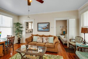 Flat-screen TV - Lazy Days Cottage (Galveston)