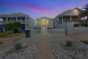 Exterior - Lazy Days Cottage (Galveston)