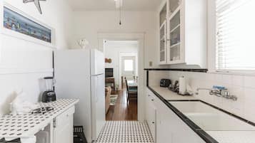 Full-sized fridge, microwave, oven, stovetop