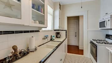 Full-sized fridge, microwave, oven, stovetop