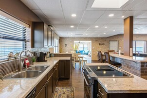 Refrigerador con freezer, microondas, horno, placa de cocina