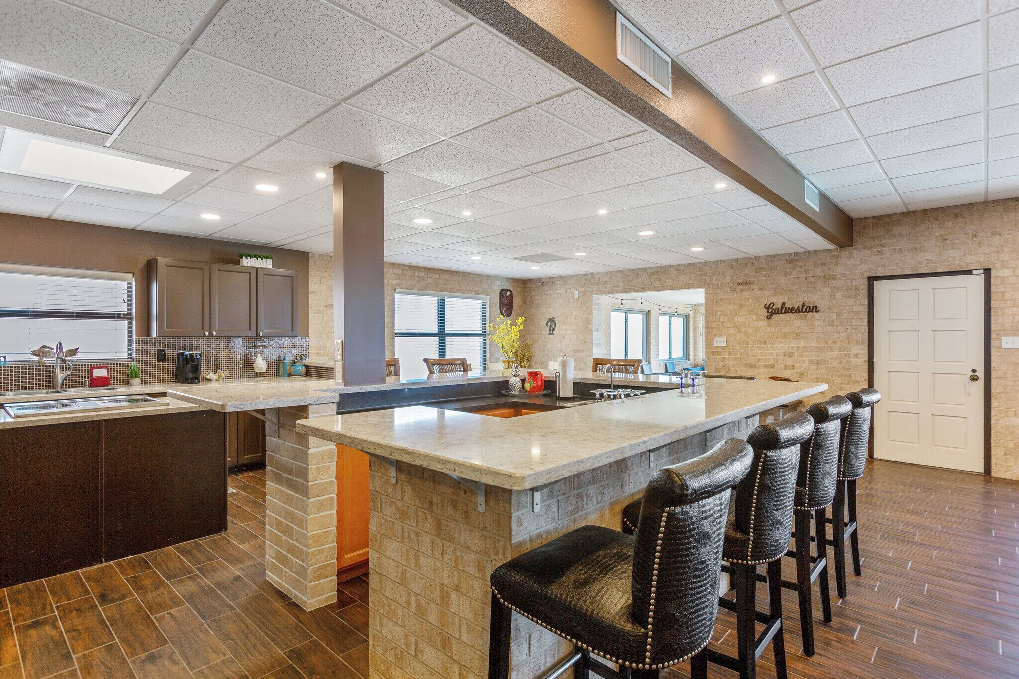 大型冷蔵庫、電子レンジ、オーブン、コンロ