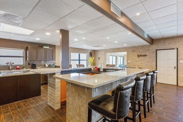 ตู้เย็นขนาดใหญ่, ไมโครเวฟ, เตาอบ, เตาประกอบอาหาร