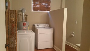 ハウス 4 ベッドルーム キッチン | ランドリー