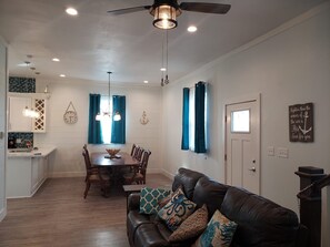 獨棟房屋, 4 間臥室, 陽台 | 起居區 | 智慧型電視