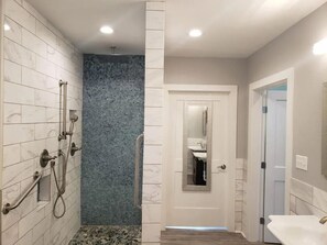 Casa, 4 habitaciones, balcón | Baño | Tina con regadera, toallas, jabón, shampoo 