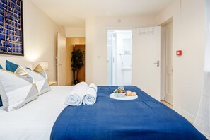 2 habitaciones, escritorio y tabla de planchar con plancha 